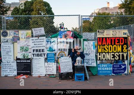 Peace vigil, male peace activist with protest signs in front of the White House, Washington D.C., USA Stock Photo