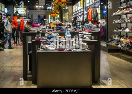 Indtil Blitz bronze A Skechers store in Herald Square in New York on Tuesday, November 5, 2019.  (© Richard B. Levine Stock Photo - Alamy