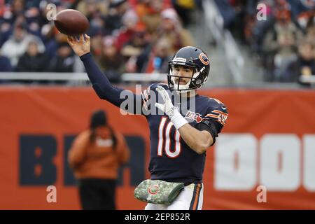 Chicago Bears quarterback Mitch Trubisky (10) puts on a NFC