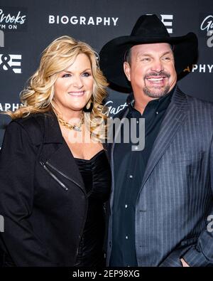 Country singers Garth Brooks and Trisha Yearwood pose for photographers ...