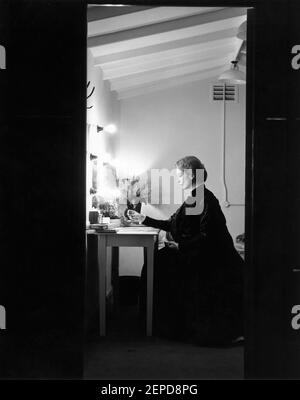 DEBORAH KERR on set candid playing Patience in her Dressing Room during break in filming THE INNOCENTS 1961 director JACK CLAYTON from the novel The Turn of the Screw by Henry James  Achilles Film Production released by Twentieth Century Fox Stock Photo