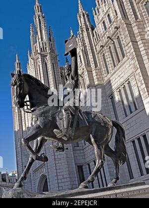 Robert the Bruce statue with Marischal College in the background Stock Photo