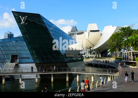 ArtScience Museum and the Louis Vuitton Island Maison at Marina Bay Sands. Singapore Stock Photo