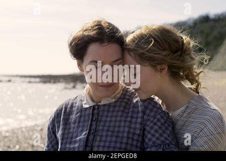 KATE WINSLET and SAOIRSE RONAN in AMMONITE (2020), directed by FRANCIS LEE. Credit: See-Saw Films / BFI / BBC Films / Album Stock Photo