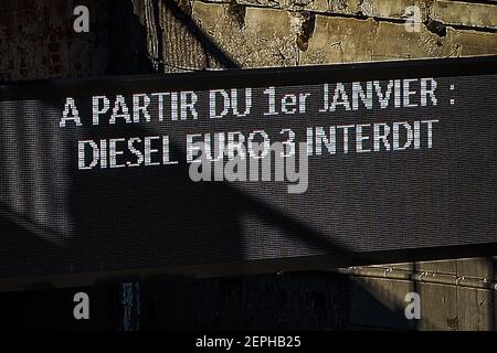 Warning Sign For Entering Low Emission Zone Lez At The Entrance Of Street Leading To The City Center Of Ghent East Flanders Belgium Stock Photo Alamy