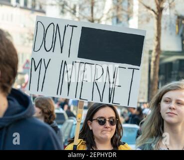 Schild liest ' Don't censor my internet '. Mehr als 45.000 Menschen haben am 23.3.2019 in München gegen die EU Urheberrechtsreform demonstriert. Der Protest richtet sich vor allem gegen Artikel 11, 12 und 13. Kritiker befürchten Uploadfilter und Zensur und Schlechtere Beteiligungen von Kreativen. (Photo by Alexander Pohl/Sipa USA)