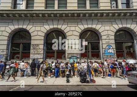 Posters Penetration Danube Shoppers line up to enter the Supreme store on the Bowery in New York on  Friday, July 5, 2019. (© Richard B. Levine Stock Photo - Alamy