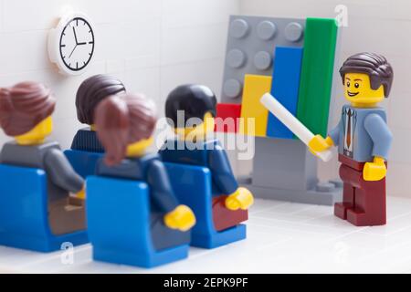 Tambov, Federazione russa - 22 gennaio 2020 minisfigure Lego rock n roll  con chitarra in rosa 1950s-style convertibile in strada. Studio Foto stock  - Alamy