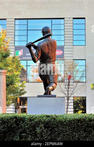 Chicago, Illinois, USA. A statue of baseball great Joe DiMaggio sits in a plaza across from the city's National Italian American Hall of Fame. Stock Photo