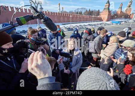 Moscow, Russia. 27th Feb, 2021. Tatyana Usmanova, human rights activist and coordinator of Open Russia, speaking to journalists, during the memorial. More than 10 thousand people took part in the memory of Boris Nemtsov on the sixth anniversary of the murder of the politician. Among them are former Prime Minister Mikhail Kasyanov, politicians Ilya Yashin, Dmitry Gudkov, Grigory Yavlinsky and Yulia Galyamina, political prisoners Konstantin Kotov and Anna Pavlikova, and Yulia Navalnaya. Credit: SOPA Images Limited/Alamy Live News Stock Photo