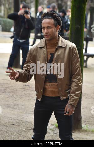 Neymar - Defile Homme Printemps-Ete 2018 Louis Vuitton dans le Domaine du  Palais Royal a Paris Stock Photo - Alamy