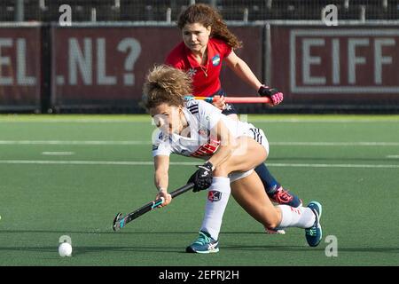 AMSTELVEEN, NETHERLANDS - FEBRUARY 27: Maria Verschoor of Amsterdam, Roos Drost of Hurley during the Dutch Hockey Hoofdklasse match between Amsterdam Stock Photo