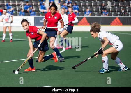 AMSTELVEEN, NETHERLANDS - FEBRUARY 27: Carmen Vincentie of Hurley, Maria Verschoor of Amsterdam during the Dutch Hockey Hoofdklasse match between Amst Stock Photo