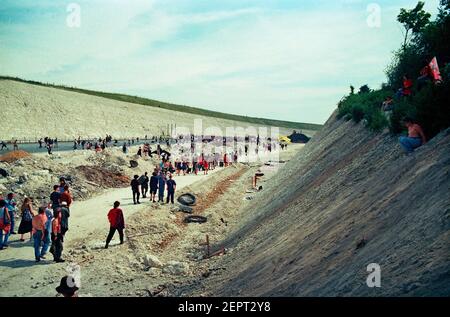 A large demonstration at Twyford Down, Hampshire, the site of a large anti road protest against the construction of the M3 motorway extension through two Scheduled Ancient Monuments & an Area of Outstanding Natural Beauty. The demonstration, on 2nd July 1994, also raised awareness of the impending Criminal Justice Bill, that criminalised peaceful protest Stock Photo