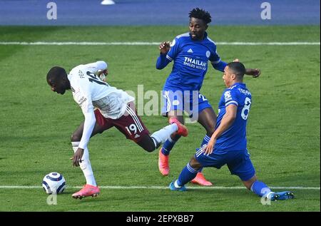 Arsenal's Nicolas Pepe (left) is fouled by Leicester City's Wilfred Ndidi (centre) resulting in a free-kick just outside the box following a VAR review during the Premier League match at the King Power Stadium, Leicester. Picture date: Sunday February 28, 2021. Stock Photo