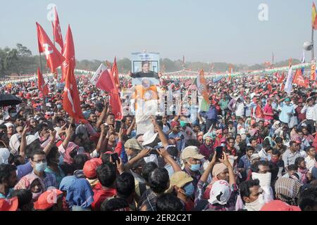 Kolkata, India. 28th Feb, 2021. Activists gather from various part of state during Left, Congress, Indian Secular Front or ISF joint rally at Brigade Parade Ground ahead of State Assembly Election. (Photo by Ved Prakash/Pacific Press) Credit: Pacific Press Media Production Corp./Alamy Live News Stock Photo