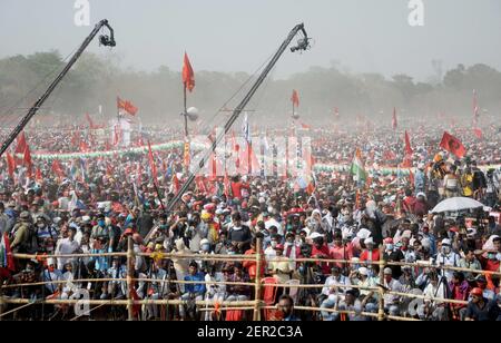 Kolkata, India. 28th Feb, 2021. Activists gather from various part of state during Left, Congress, Indian Secular Front or ISF joint rally at Brigade Parade Ground ahead of State Assembly Election. (Photo by Ved Prakash/Pacific Press) Credit: Pacific Press Media Production Corp./Alamy Live News Stock Photo