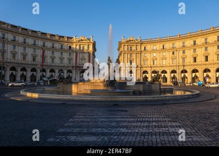 Italy, Rome, sunrise at Piazza della Repubblica city square with Fountain of the Naiads (Fontana delle Naiadi) and roundabout Stock Photo