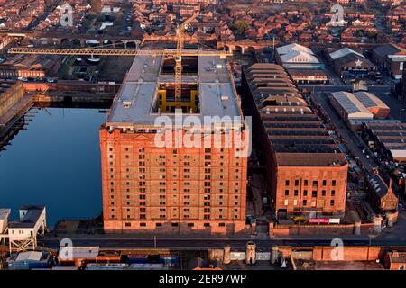 Tobacco Warehouse is a grade II listed building and is the world's largest brick warehouse. Constructed in 1901 standing 125 feet high in Stanley Dock Stock Photo