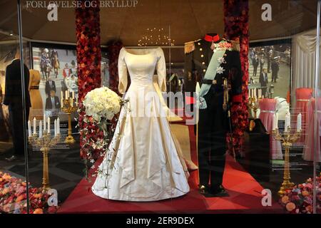 31 05 2018 National History Museum with wedding dress of