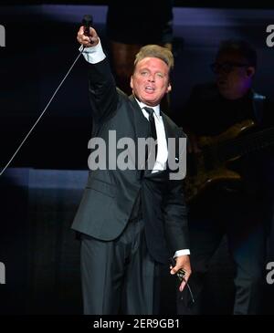 Mexican singer Luis Miguel during his concert at the Multipurpose Center,  as part of their tour called Déjà vu Stock Photo - Alamy