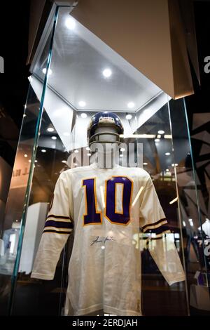 Fran Tarkenton (10) in action as quarter back of Minnesota Vikings team vs  Green Ray Packers on Nov. 21, 1965. (AP Photo Stock Photo - Alamy