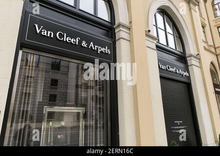 A logo sign outside of a Bottega Veneta retail store in Munich, Germany, on  September 2, 2018 Stock Photo - Alamy