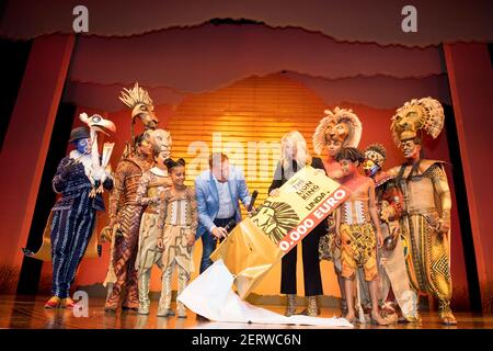 Nietje Benodigdheden kans Albert Verlinde and Linda de Mol during the second anniversary of The Lion  King at the AFAS Circus Theater in Scheveningen, the LINDA.foundation by  Linda de Mol will receive a 50,000 checue. (