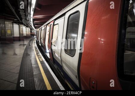 A London Underground S8 Stock train waiting at the Metropolitan Line platform in Baker Street tube station in London, England Stock Photo