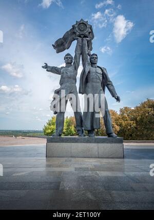Russian and Soviet workers  holding the Soviet Order of Friendship of Peoples Monument under People's Friendship Arch - Kiev, Ukraine Stock Photo