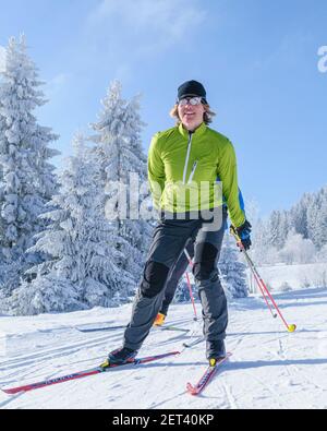 Langlaufen in den Allgäuer Voralpen bei Buchenberg nahe Kempten. Strahlender Sonnenschein und eisige Kälte, perfekter Tag für ein Workout im Schnee. Stock Photo