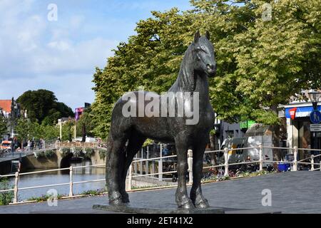 Friese Paard Leeuwarden City Centre, The Netherlands, Dutch, Friesland ( statue 'het Friese Paard' (the Friesian horse), made by Auke Hettema in 1981 and placed at the Nieuwestad in Leeuwarden. ) Stock Photo