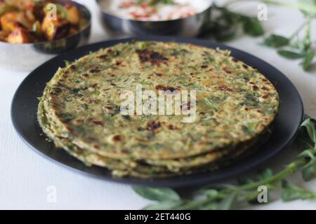 Whole wheat methi thepla rolls with paneer capsicum filling and a bowl of masala curd. A healthy, flavourful , tasty flat bread made of whole wheat, s Stock Photo