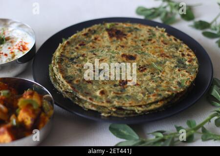 Whole wheat methi thepla rolls with paneer capsicum filling and a bowl of masala curd. A healthy, flavourful , tasty flat bread made of whole wheat, s Stock Photo