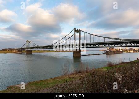 Krefeld - View to the Uerdingen Rhine Bridge, which spans the Rhine between the Krefeld district of Uerdingen and the Duisburg district of Mündelheim Stock Photo