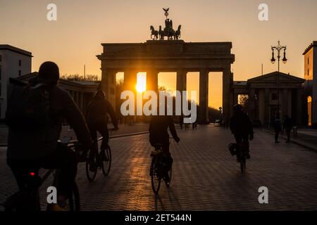 Berlin Germany 01st Mar 21 The Sun Sets Behind The Brandenburg Gate Credit Christophe Gateau Dpa Alamy Live News Stock Photo Alamy