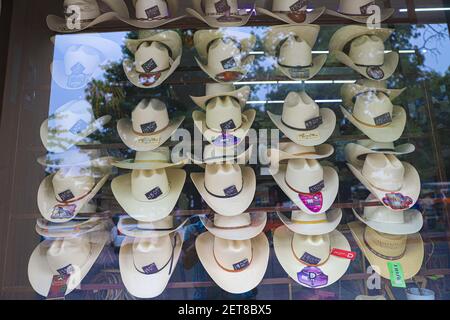 Various hats in a showcase of a cowboy clothing store in downtown  Hermosillo Mexico. (Photo by Luis Gutierrez / Norte Photo) Varios sombreros  en una v Stock Photo - Alamy