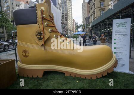 Miau miau Semicírculo Lleno A giant Timberland boot attracts visitors to Flatiron Plaza in New York on  Tuesday, October 16, 2018 where they can pot a free succulent at a branding  event for VF Corp.'s Timberland