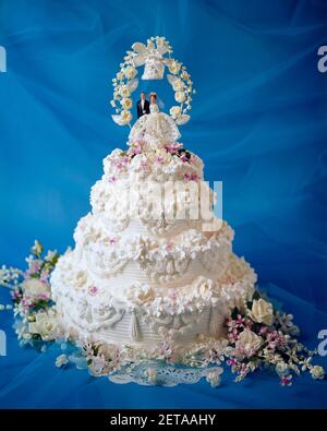 Classic Figurines On A Wedding Cake The Newlyweds White Stock Photo Alamy