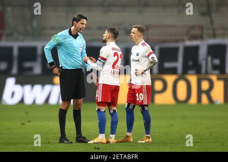 Hamburg, Germany. 01st Mar, 2021. Football: 2. Bundesliga, Matchday 23 FC St. Pauli - Hamburger SV at Millerntor-Stadion. Referee Deniz Aytekin (l) speaks to Hamburg's Tim Leibold (M) and Hamburg's Sonny Kittel shortly after showing the red card to Leibold. IMPORTANT NOTE: In accordance with the regulations of the DFL Deutsche Fußball Liga and the DFB Deutscher Fußball-Bund, it is prohibited to use or have used photographs taken in the stadium and/or of the match in the form of sequence pictures and/or video-like photo series. Credit: Christian Charisius/dpa-Pool/dpa/Alamy Live News Stock Photo
