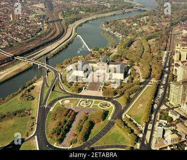 1950s 1960s AERIAL VIEW OF THE PHILADELPHIA MUSEUM OF ART THE SCHUYLKILL RIVER BOAT HOUSE ROW EXPRESSWAY AND RAILROAD TRACKS - kp1999 FRE001 HARS BRIDGES CITY OF BROTHERLY LOVE EXPRESSWAY OLD FASHIONED Stock Photo