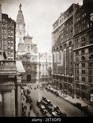 1910s SOUTH MARKET STREET HIGH ANGLE VIEW LEADING TO CITY HALL AND TOWER WITH WILLIAM PENN ON TOP PHILADELPHIA PENNSYLVANIA USA - p7763 HAR001 HARS EXTERIOR LEADERSHIP PA OF ON TO AUTHORITY OCCUPATIONS POLITICS REAL ESTATE CONCEPTUAL STRUCTURES AUTOMOBILES STYLISH VEHICLES EDIFICE PHILLY BLACK AND WHITE HAR001 OLD FASHIONED WILLIAM PENN Stock Photo