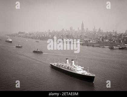 1950s OCEAN LINER SS CONSTITUTION FOLLOWED BY SS UNITED STATES LEAVING MANHATTAN VIA HUDSON RIVER PAST SKYLINE OF NYC USA  - s757 HAR001 HARS SHIPS TRANSPORTATION B&W HUDSON DREAMS HIGH ANGLE ADVENTURE DOCKS PROGRESS STEAMING PRIDE NYC CONCEPTUAL NEW YORK 1957 CITIES ESCAPE FERRY NEW YORK CITY FOLLOWED 1ST SS AERIAL VIEW BLACK AND WHITE HAR001 JUNE LINERS OLD FASHIONED PIERS VESSEL Stock Photo