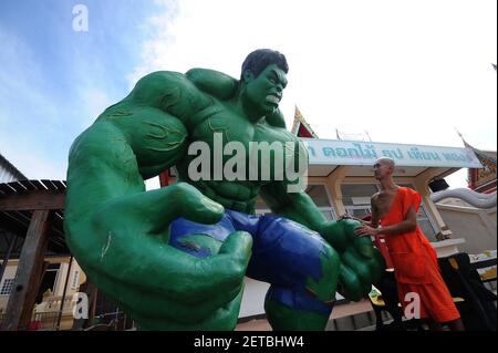 Marvel Legends The Hulk Age of Ultron Thanos Wave Photo Shoot - The Toyark  - News