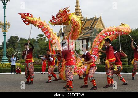  (170127) -- PHNOM PENH, Jan. 27, 2017 (Xinhua) -- Revelers perform dragon dance at the Royal Palace in Phnom Penh, Cambodia, Jan. 27, 2017. Lion and dragon dances were performed in Cambodia on Friday to greet the Chinese Lunar New Year, or Spring Festival, which falls on Jan. 28. (Xinhua/Sovannara) ****Authorized by ytfs**** (Photo by Xinhua/Sipa USA) 