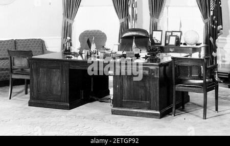 Photograph of President Truman's desk in the Oval Office of the White ...