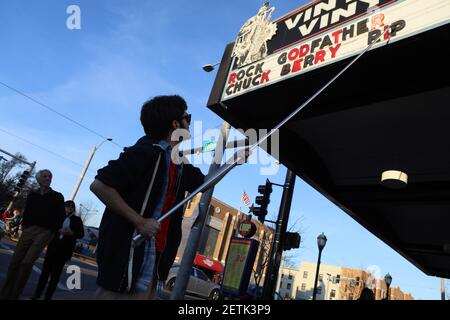 https://l450v.alamy.com/450v/2etk3p9/teddy-kogos-of-vintage-vinyl-changes-the-sign-at-the-famed-record-store-on-the-delmar-loop-in-st-louis-to-mark-the-death-of-music-legend-chuck-berry-on-saturday-march-18-2017-berry-died-saturday-at-the-age-of-90-photo-by-david-carsonst-louis-post-dispatchtns-please-use-credit-from-credit-field-2etk3p9.jpg