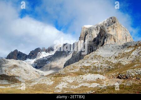 Dream landscapes. Snowy peaks on the hiking trails of the Picos de Europa, from the Fuente De viewpoint, in Cantabria Stock Photo