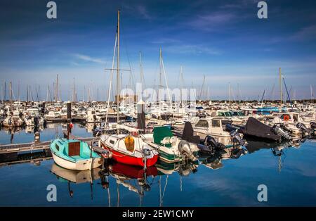 France, Vendée (85), île de Noirmoutier, Noirmoutier-en-l'Ile, bateaux au mouillage dans le port de plaisance de l'Herbaudière Stock Photo