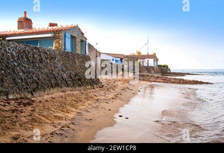 France, Vendée (85), île de Noirmoutier, Noirmoutier-en-l'Ile, la plage du Vieil et ses maisons typiques, posées à fleur de sable Stock Photo
